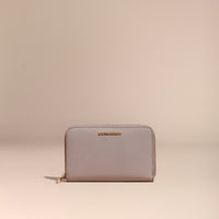 PALE GREY Portefeuille zippé en cuir London verni