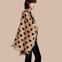 CAMEL/BLACK Poncho en jacquard de laine mérinos avec imprimé à cœurs