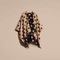 CAMEL/BLACK Poncho en jacquard de laine mérinos avec imprimé à cœurs