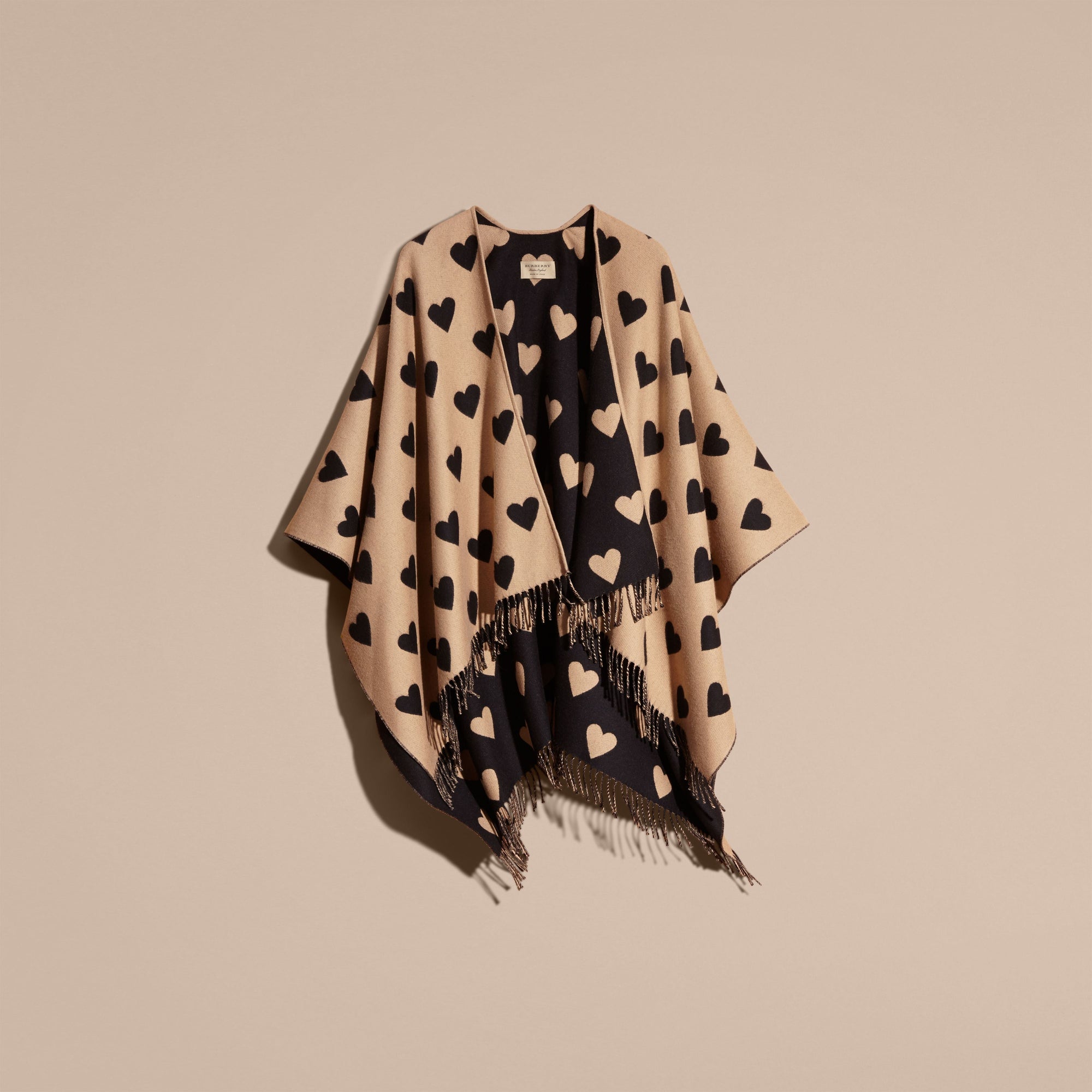 CAMEL/BLACK Poncho en jacquard de laine mérinos avec imprimé à cœurs