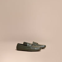 DARK BOTTLE GREEN Mocassins en cuir grené à motif check estampé