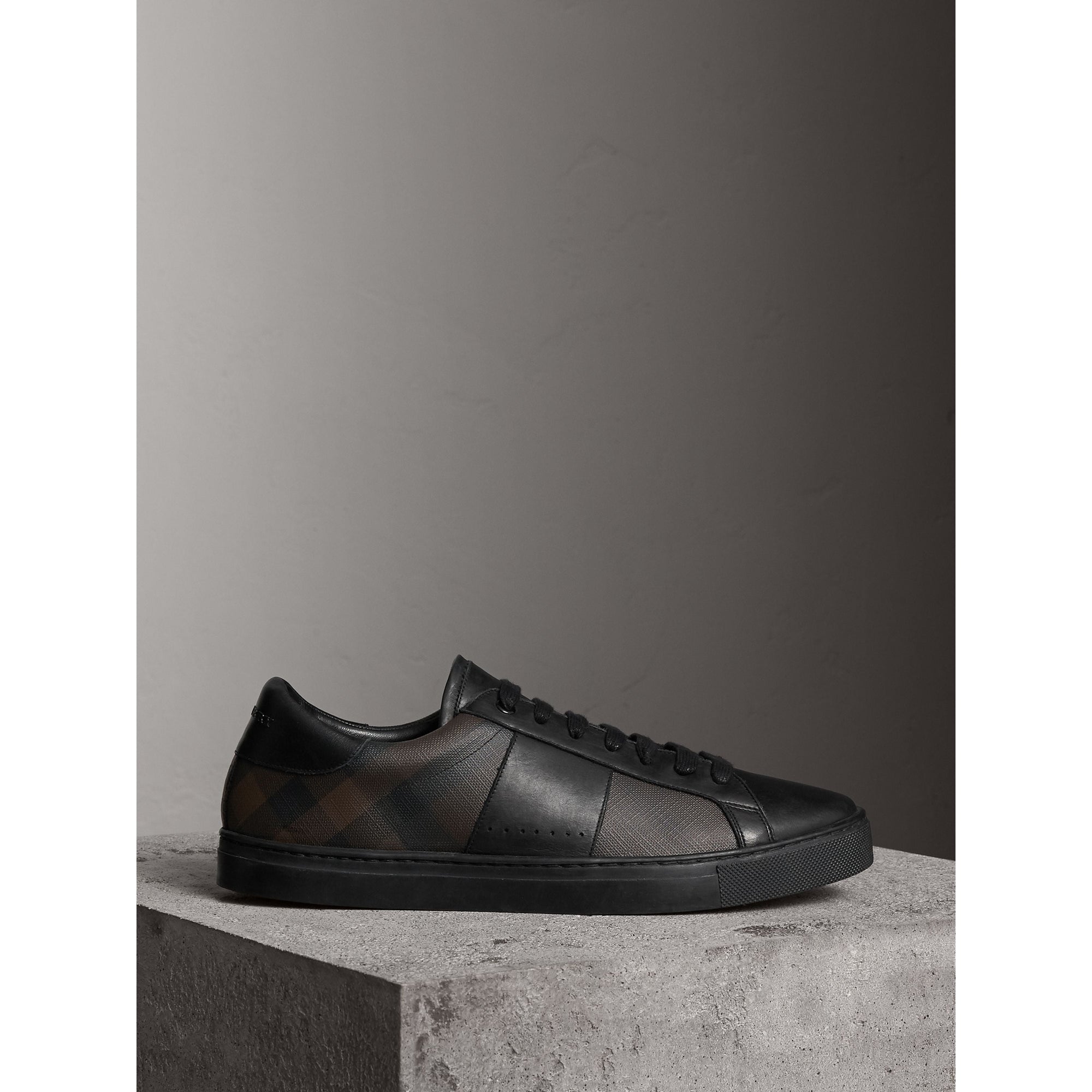 SMOKED CHOCOLATE CHK Sneakers en cuir et tissu London check