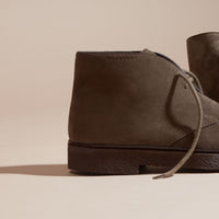 KHAKI Bottines chukka en cuir velours avec semelles en crêpe