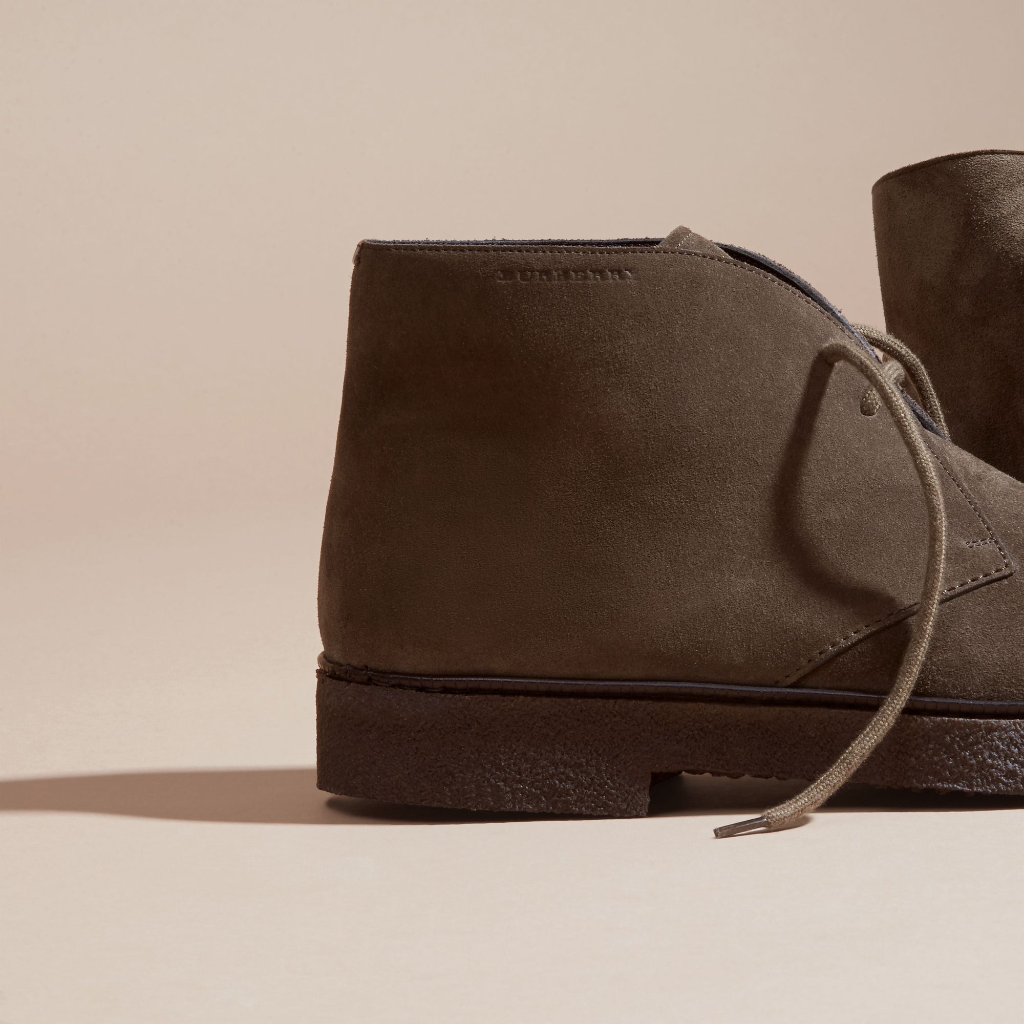 KHAKI Bottines chukka en cuir velours avec semelles en crêpe