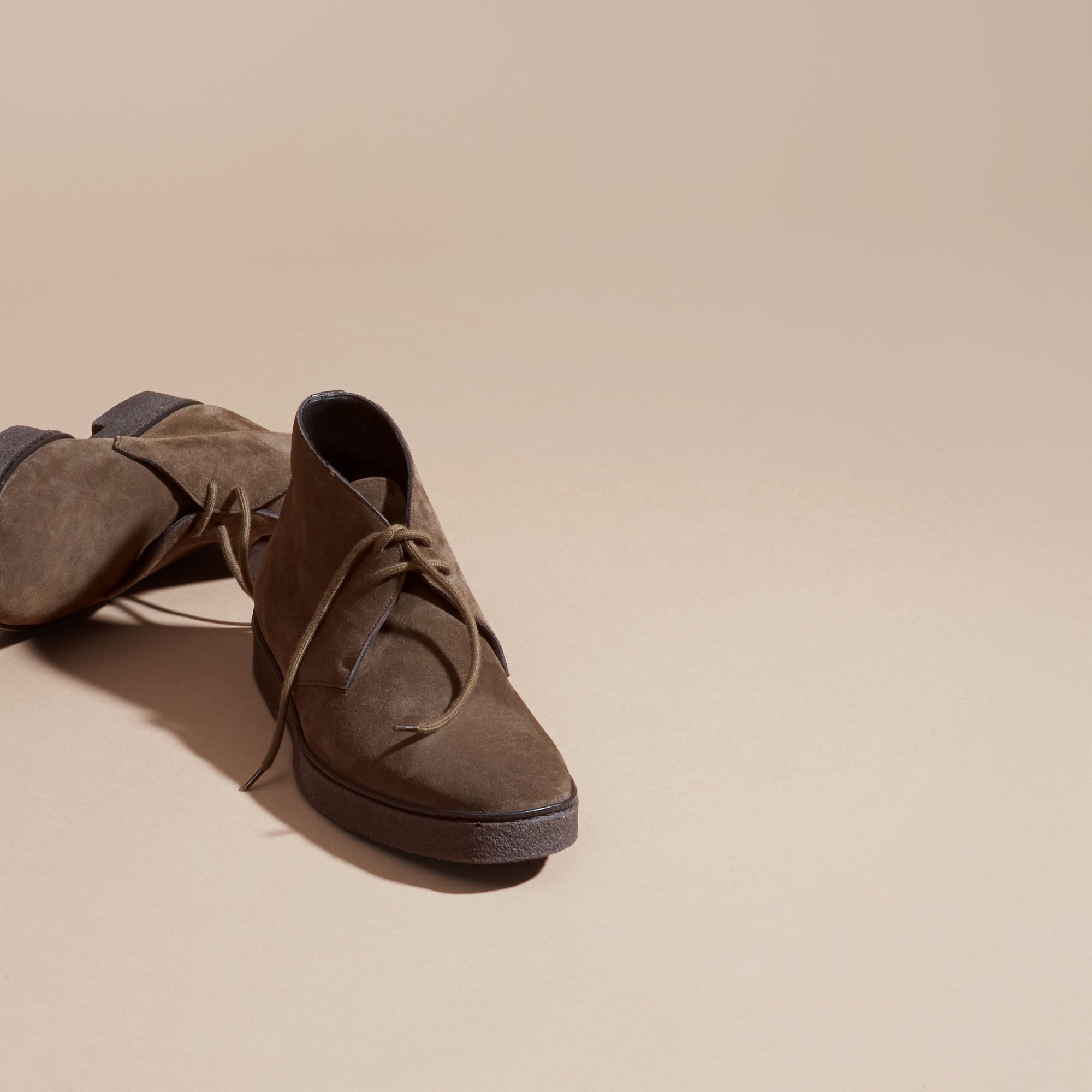 KHAKI Bottines chukka en cuir velours avec semelles en crêpe