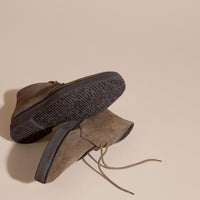 KHAKI Bottines chukka en cuir velours avec semelles en crêpe