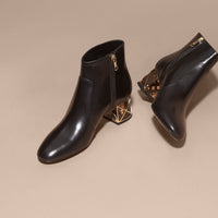 BLACK Bottines en cuir avec motif check au talon