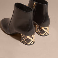 BLACK Bottines en cuir avec motif check au talon