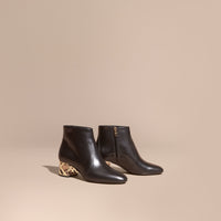 BLACK Bottines en cuir avec motif check au talon
