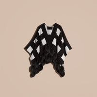 BLACK/WHITE Poncho en cachemire à motif check tissé en jacquard avec pompons en fourrure de raton laveur