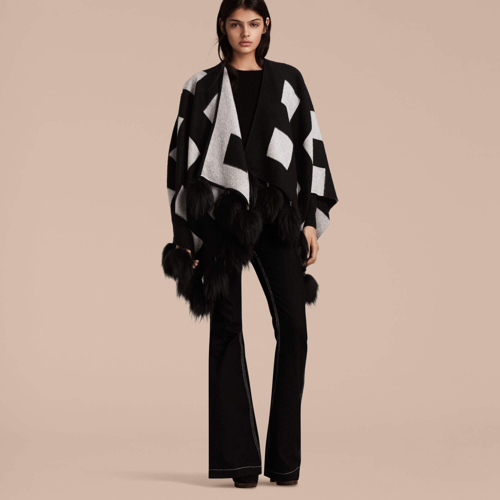BLACK/WHITE Poncho en cachemire à motif check tissé en jacquard avec pompons en fourrure de raton laveur