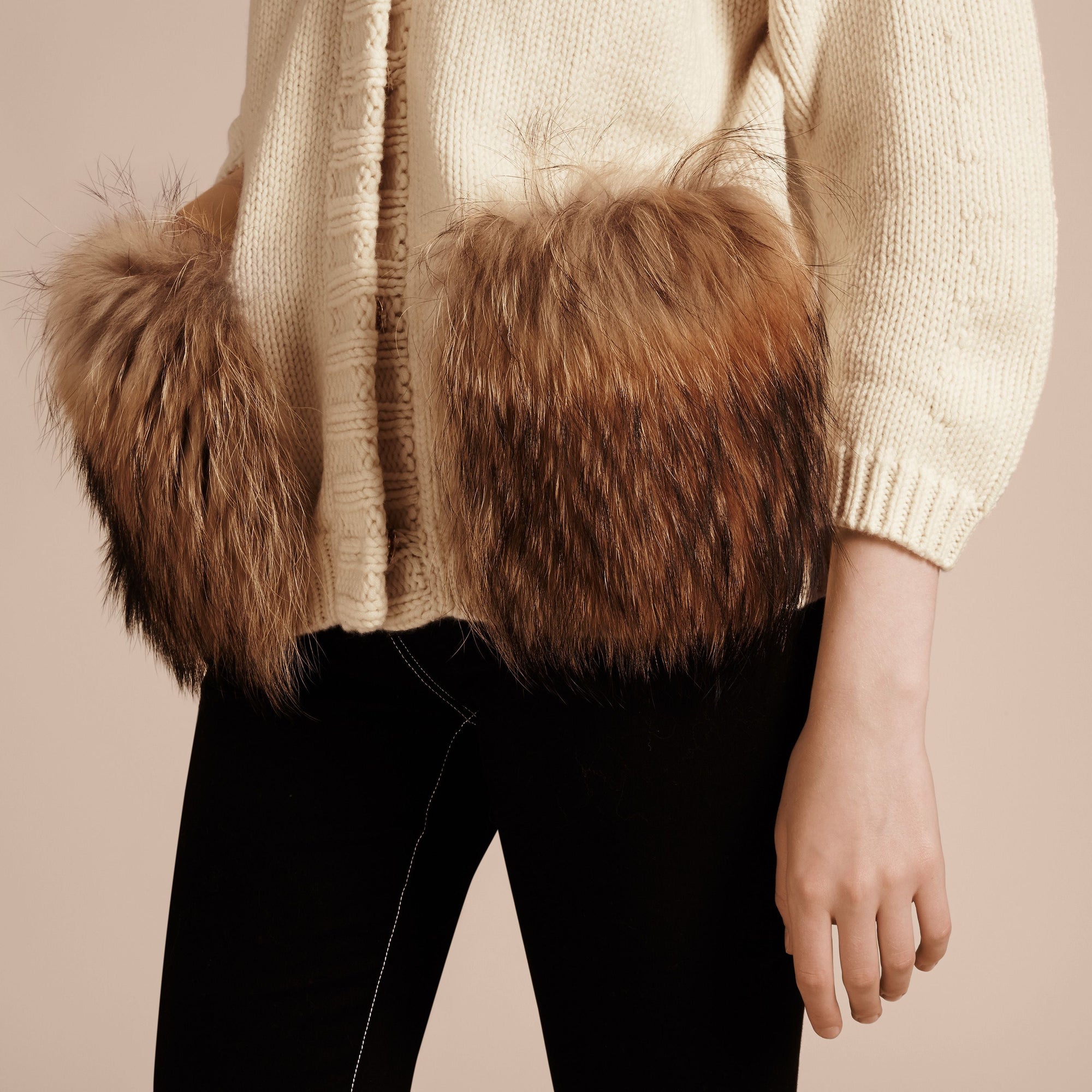 NATURAL WHITE Cardigan en laine et cachemire à col châle et garnitures en fourrure