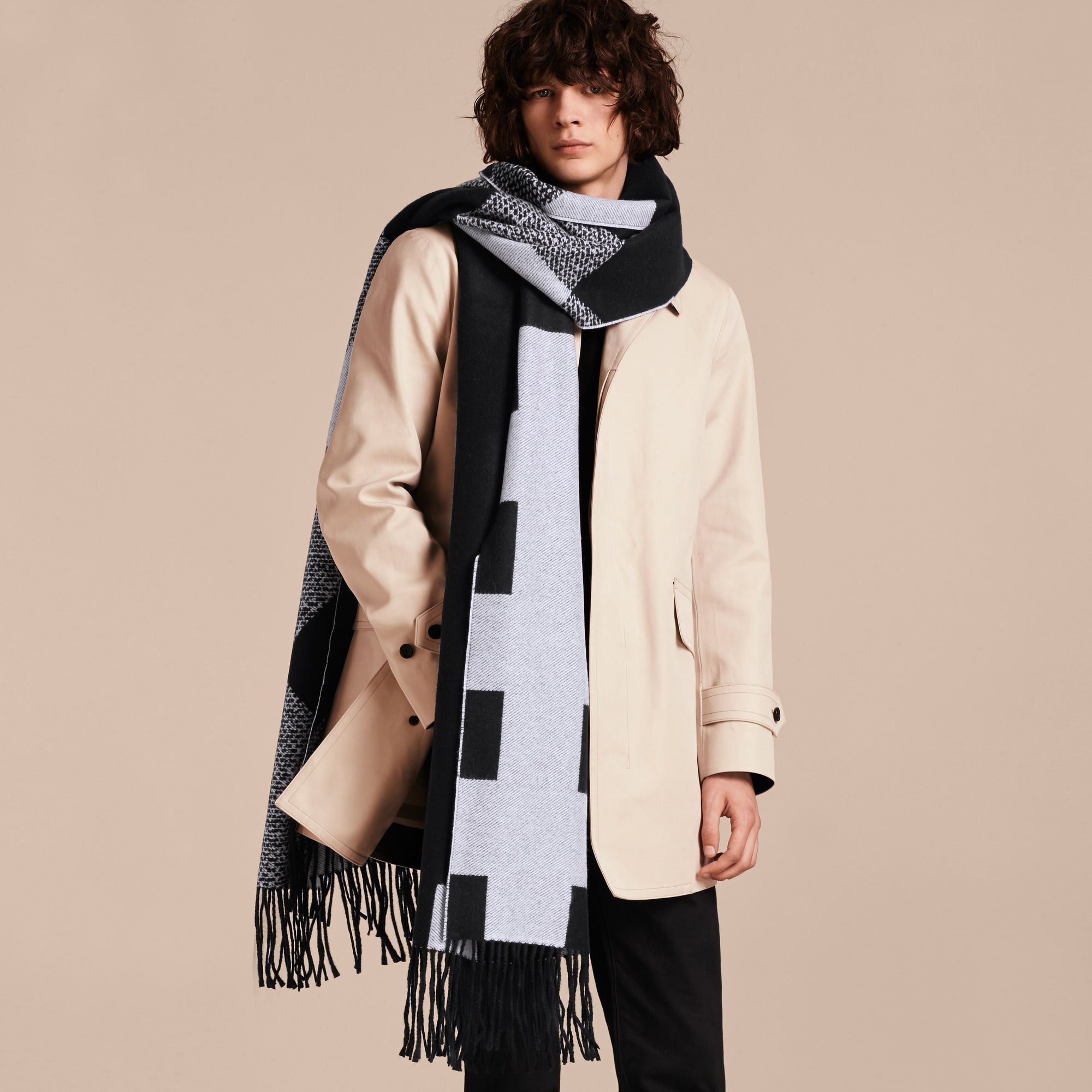 BLACK/WHITE Écharpe en cachemire à motif check réversible