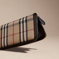 BLACK Portefeuille zippé à motif Horseferry check avec éléments en cuir