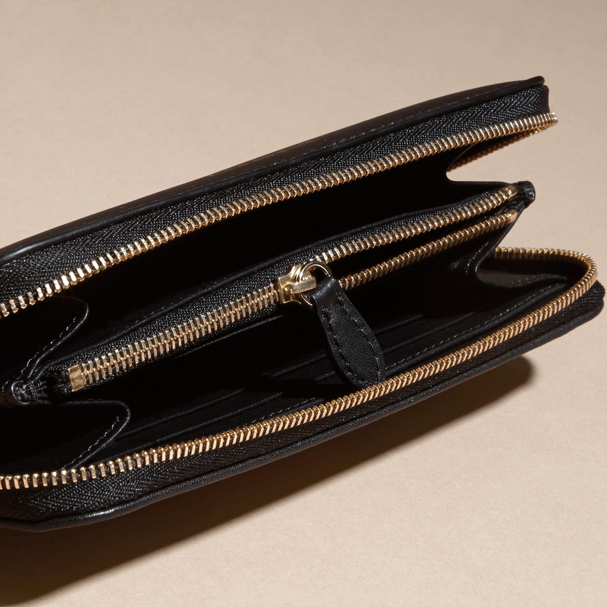 BLACK Portefeuille zippé à motif Horseferry check avec éléments en cuir