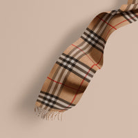 CAMEL CHECK L'écharpe classique en cachemire à motif check, avec surpiqûres
