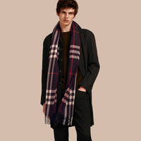 NAVY CHECK L'écharpe classique en cachemire à motif check, avec surpiqûres