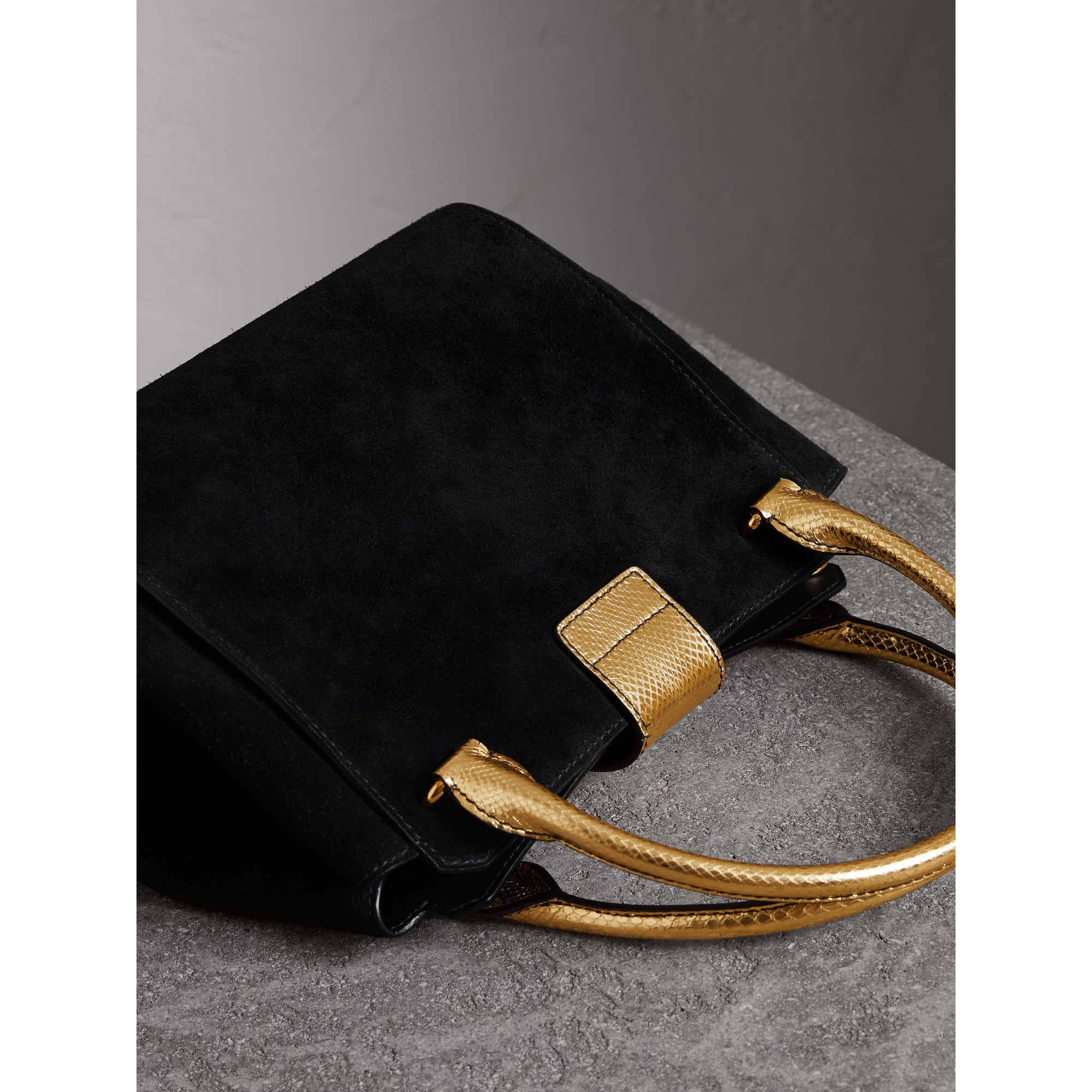 BLACK/GOLD Sac tote The Buckle moyen en cuir velours et peau de serpent