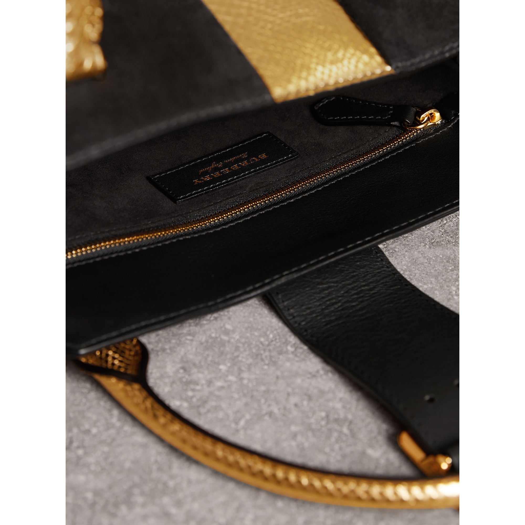 BLACK/GOLD Sac tote The Buckle moyen en cuir velours et peau de serpent