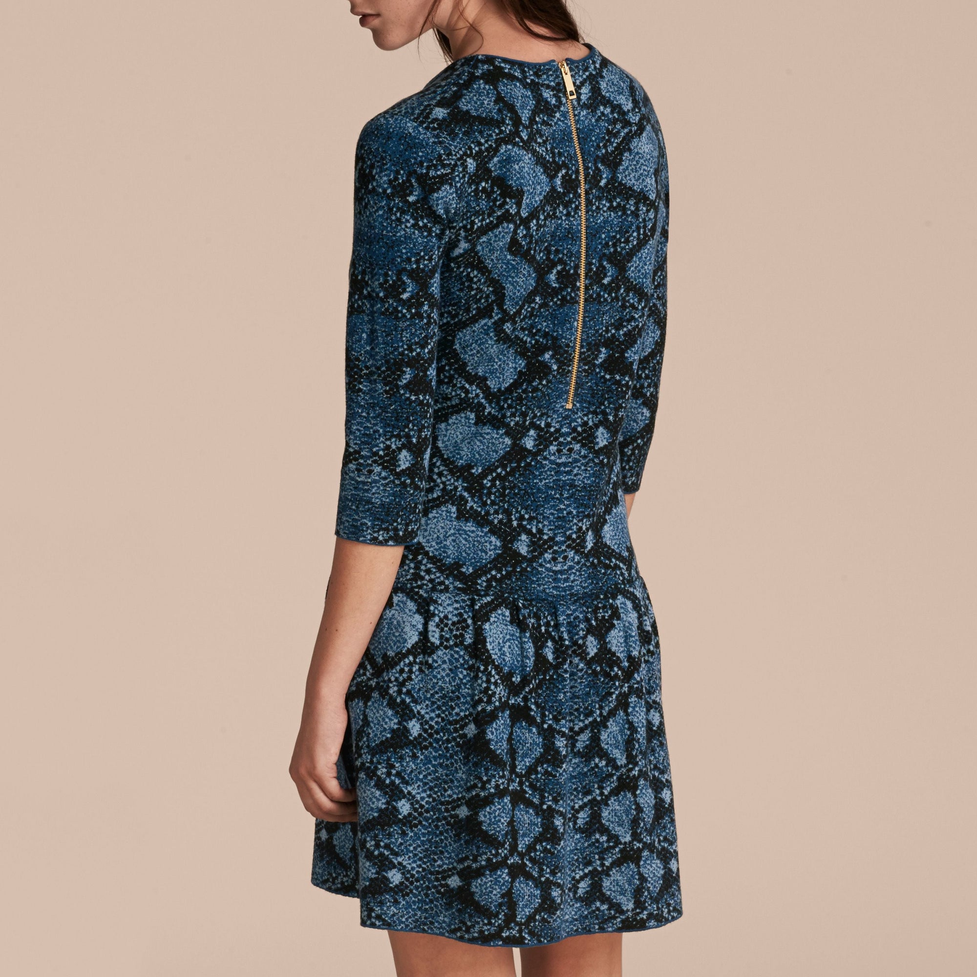 Robe en jacquard de laine mérinos avec imprimé python - Bleu minéral
