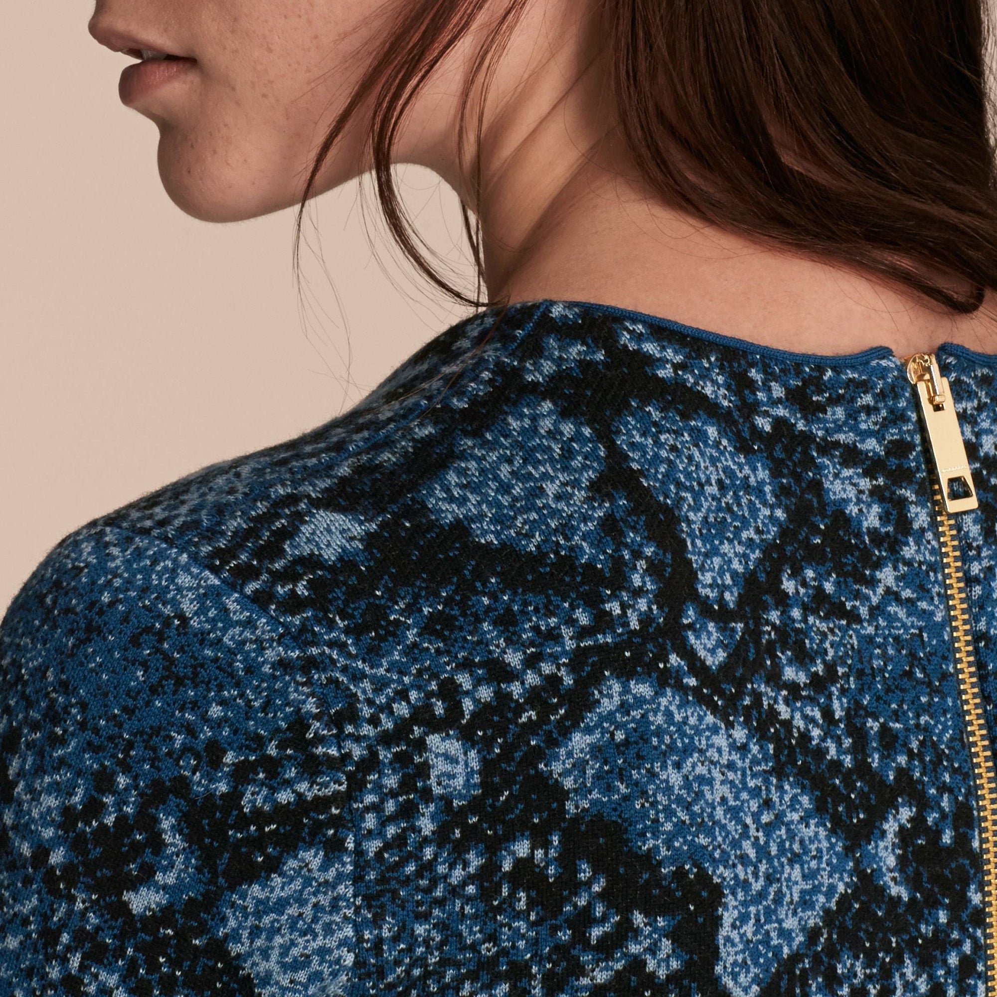 Robe en jacquard de laine mérinos avec imprimé python - Bleu minéral