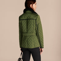 BRIGHT MOSS GREEN Veste matelassée avec col en shearling