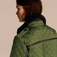BRIGHT MOSS GREEN Veste matelassée avec col en shearling