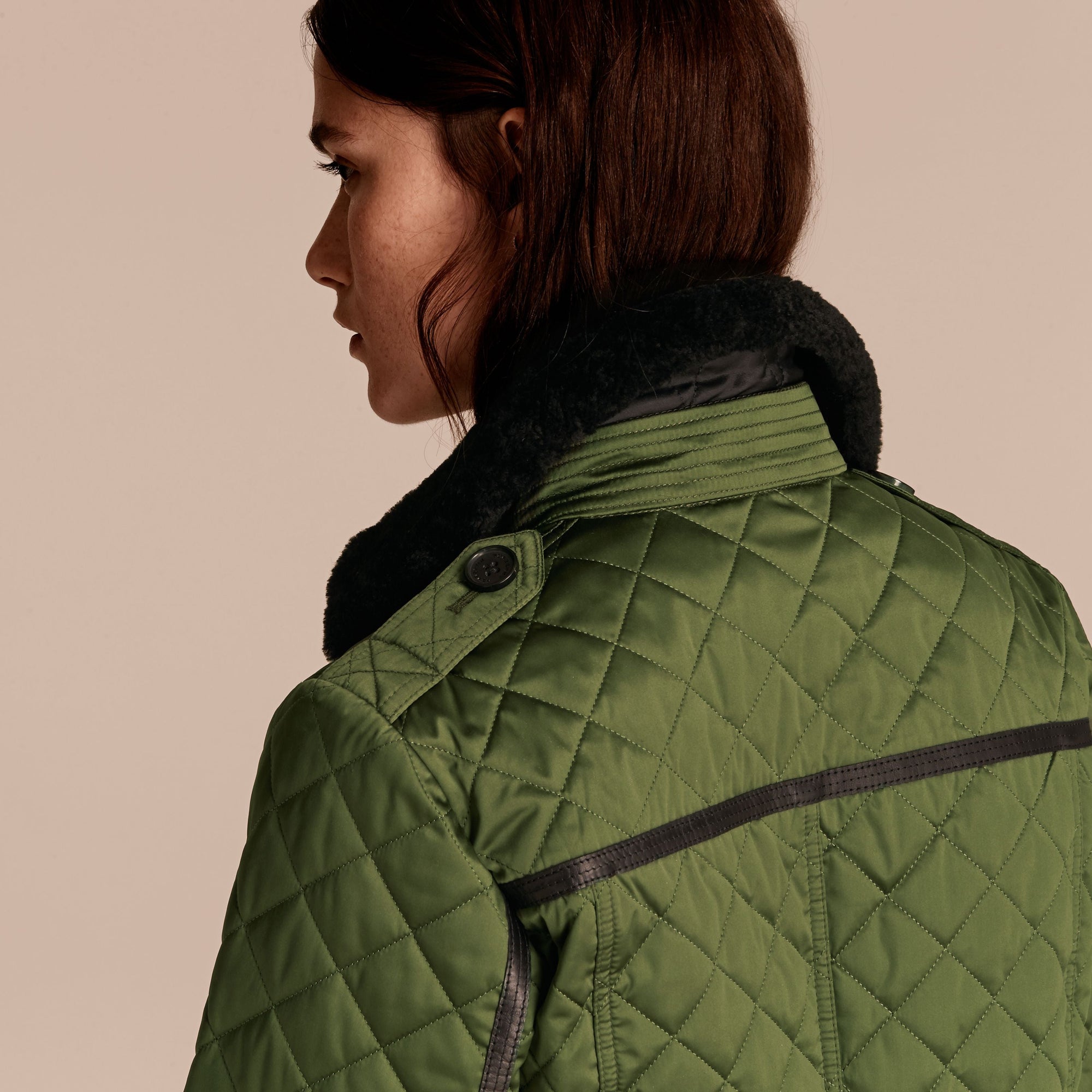 BRIGHT MOSS GREEN Veste matelassée avec col en shearling
