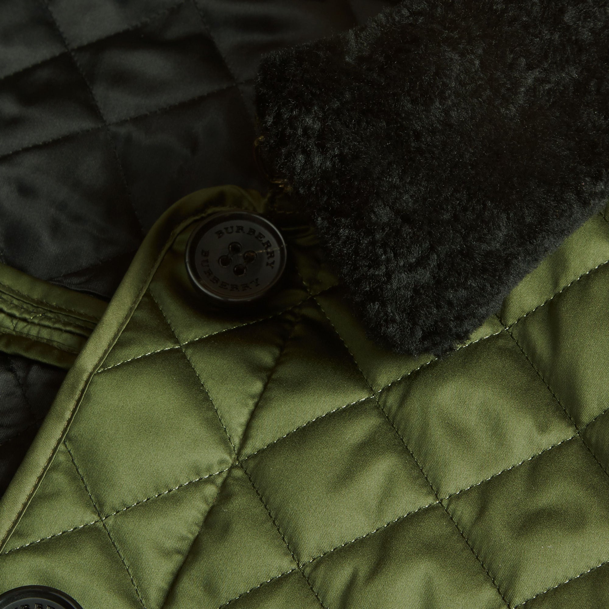 BRIGHT MOSS GREEN Veste matelassée avec col en shearling