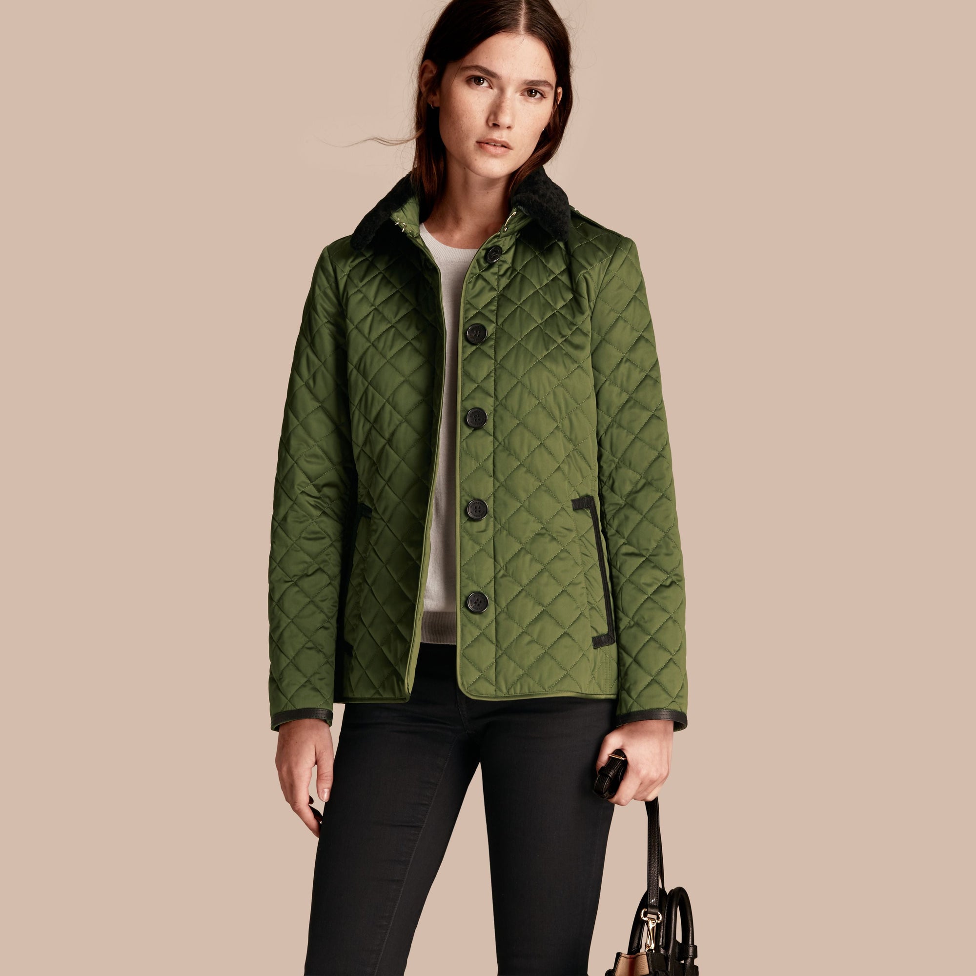 BRIGHT MOSS GREEN Veste matelassée avec col en shearling