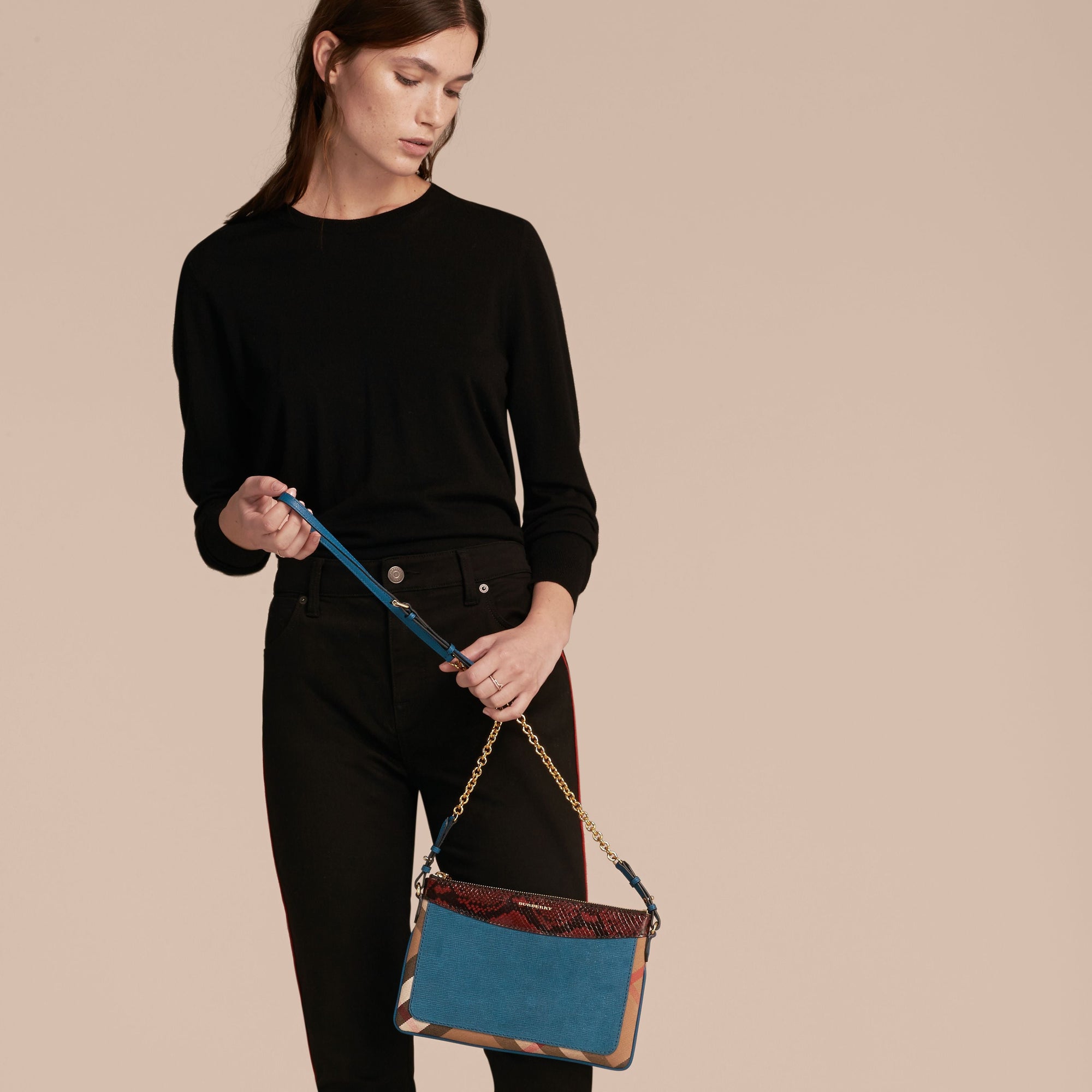 PEACOCK BLUE Clutch en cuir, coton House check et peau de serpent