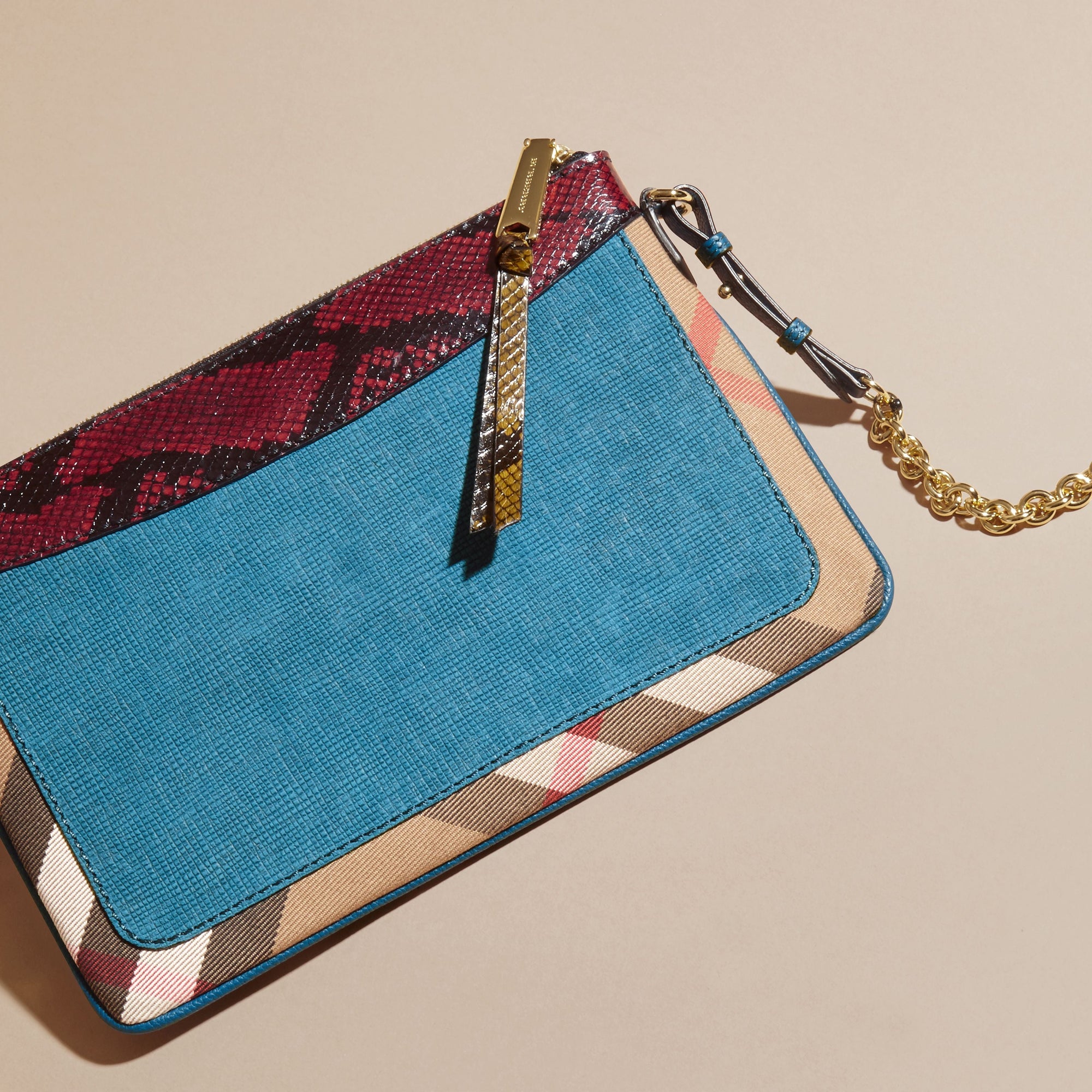 PEACOCK BLUE Clutch en cuir, coton House check et peau de serpent