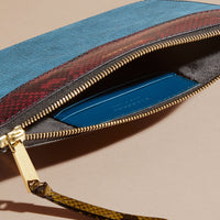 PEACOCK BLUE Clutch en cuir, coton House check et peau de serpent