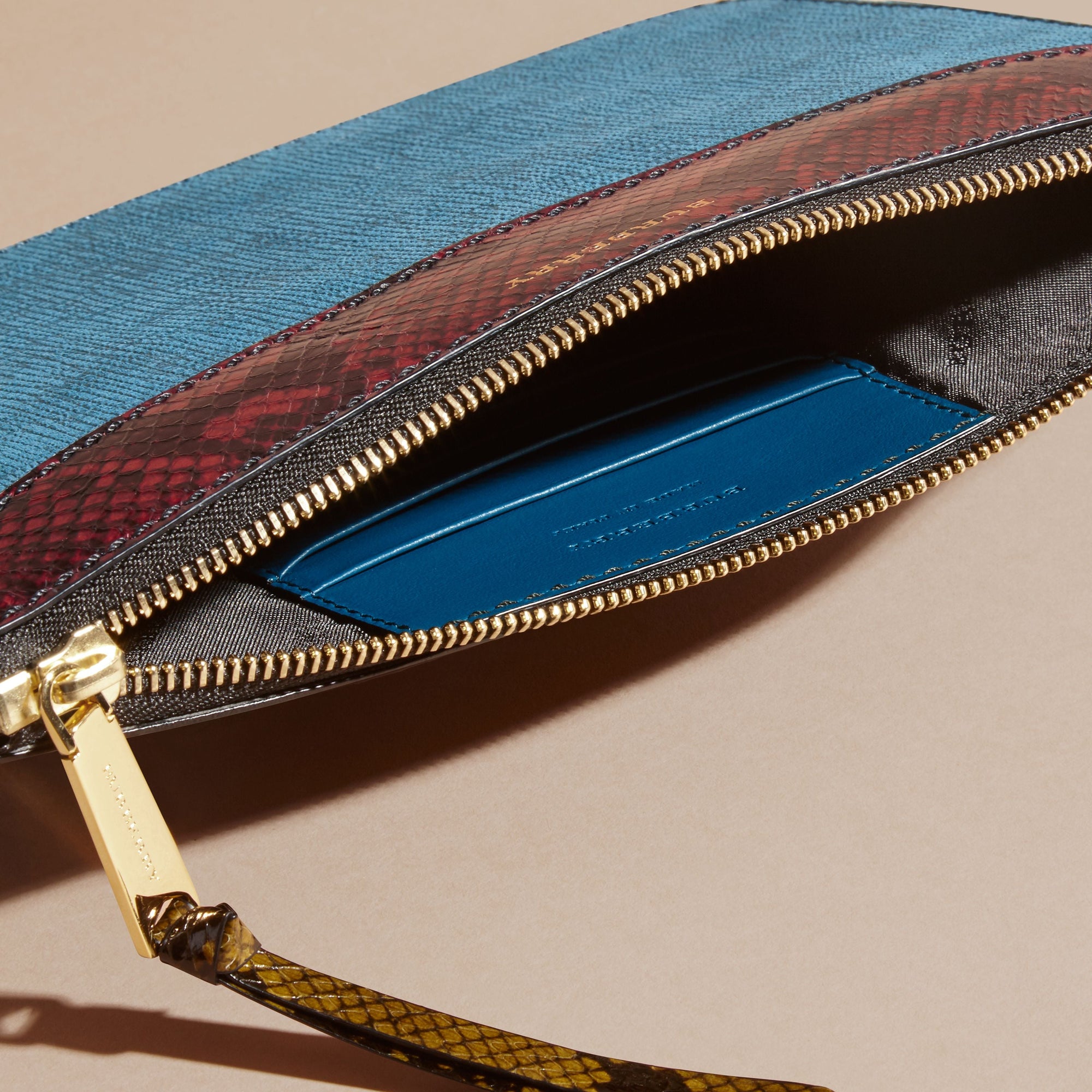 PEACOCK BLUE Clutch en cuir, coton House check et peau de serpent