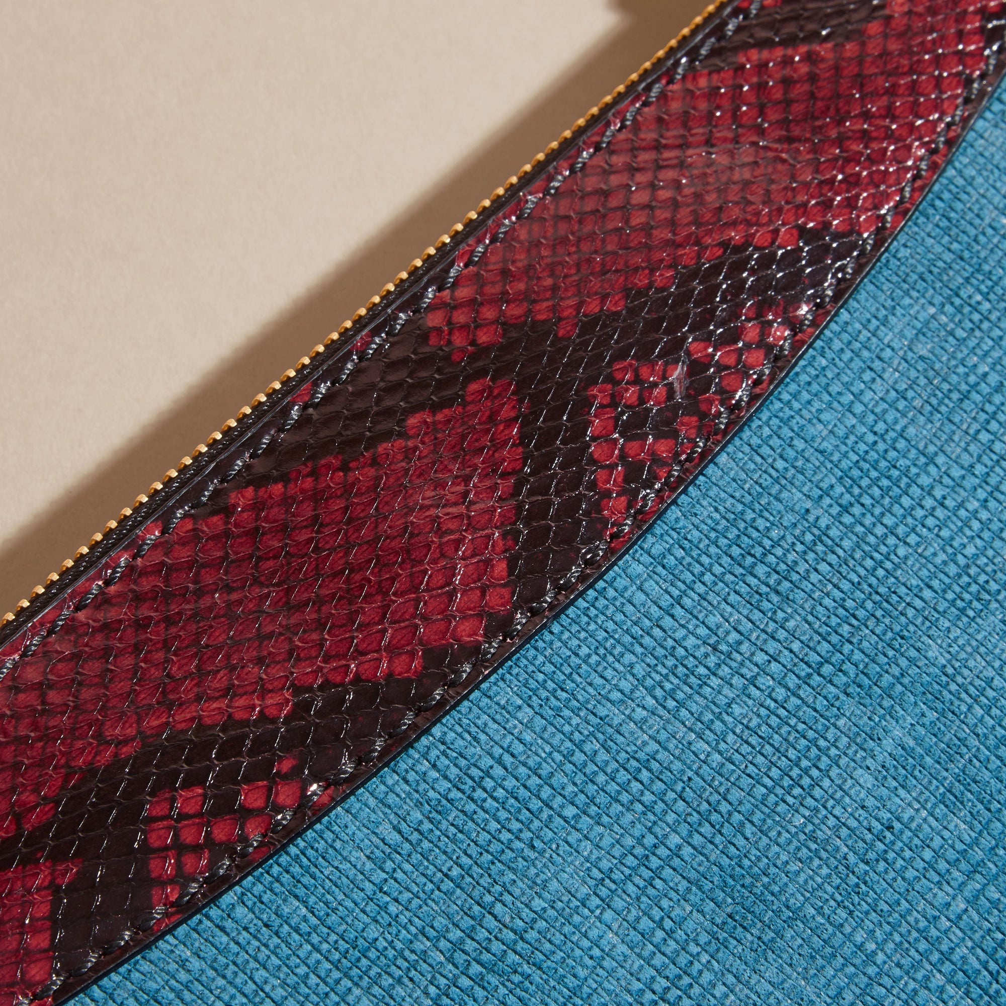 PEACOCK BLUE Clutch en cuir, coton House check et peau de serpent