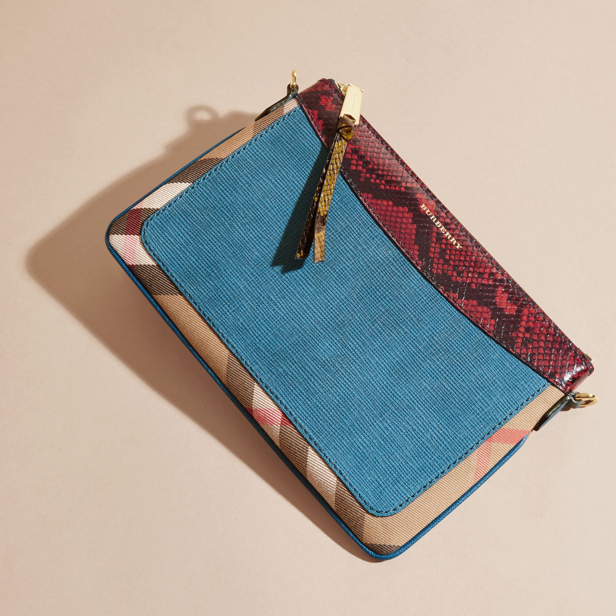 PEACOCK BLUE Clutch en cuir, coton House check et peau de serpent