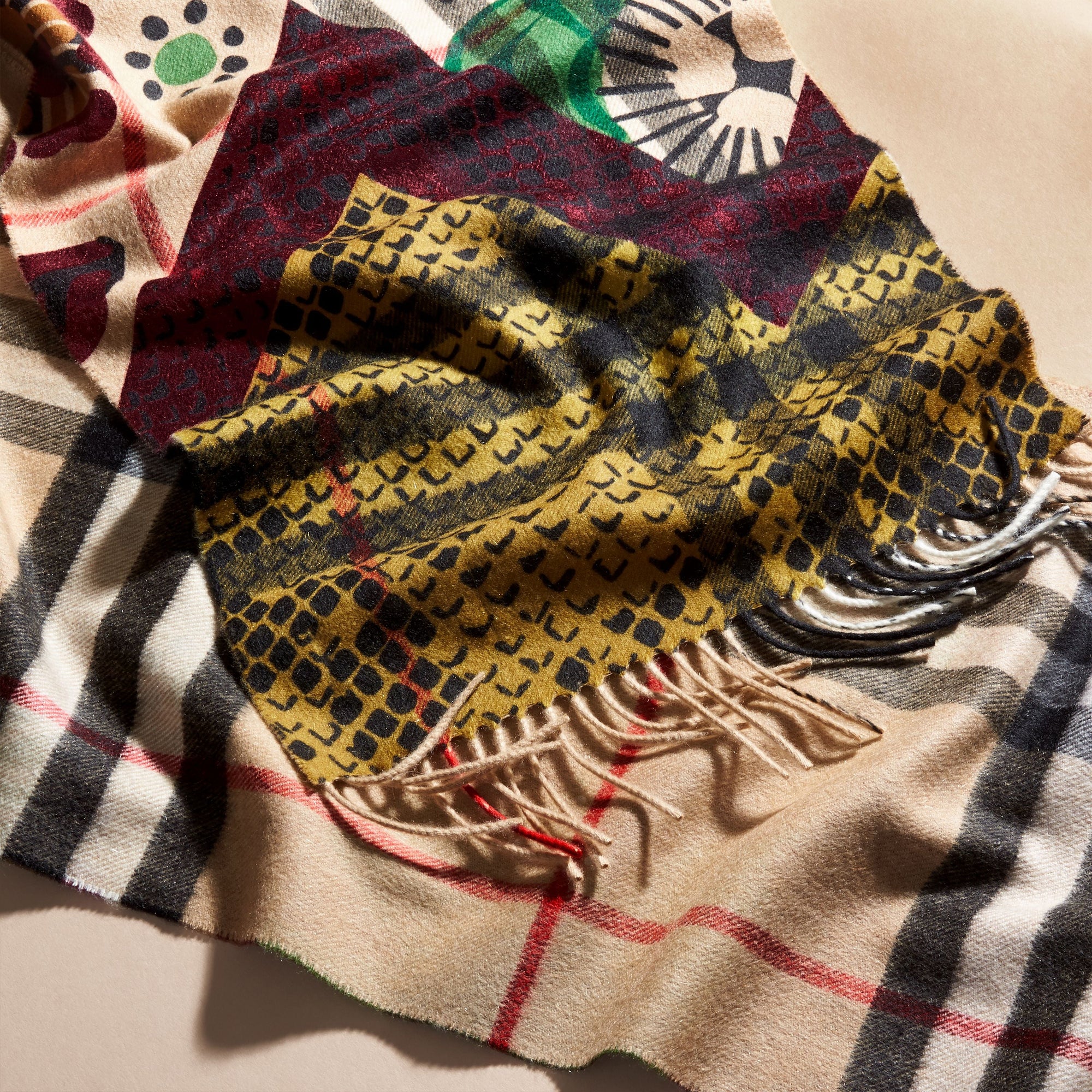 MULTICOLOUR L'écharpe classique en cachemire à motif check et imprimé patchwork