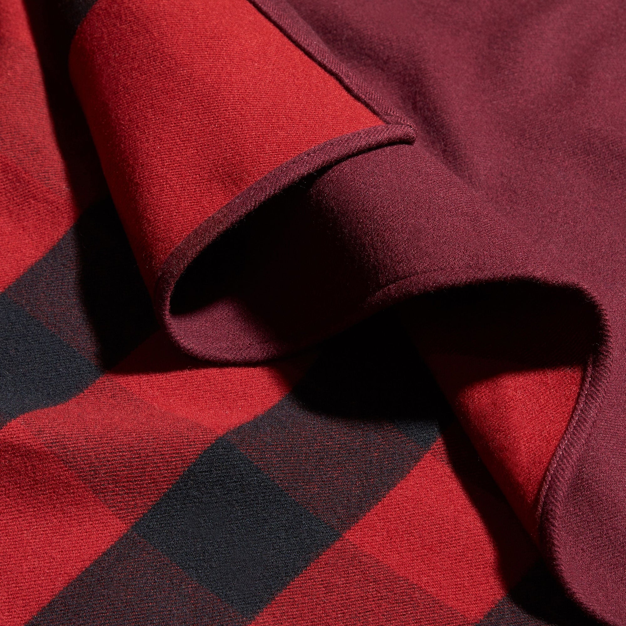 PARADE RED Poncho réversible en laine mérinos à motif check