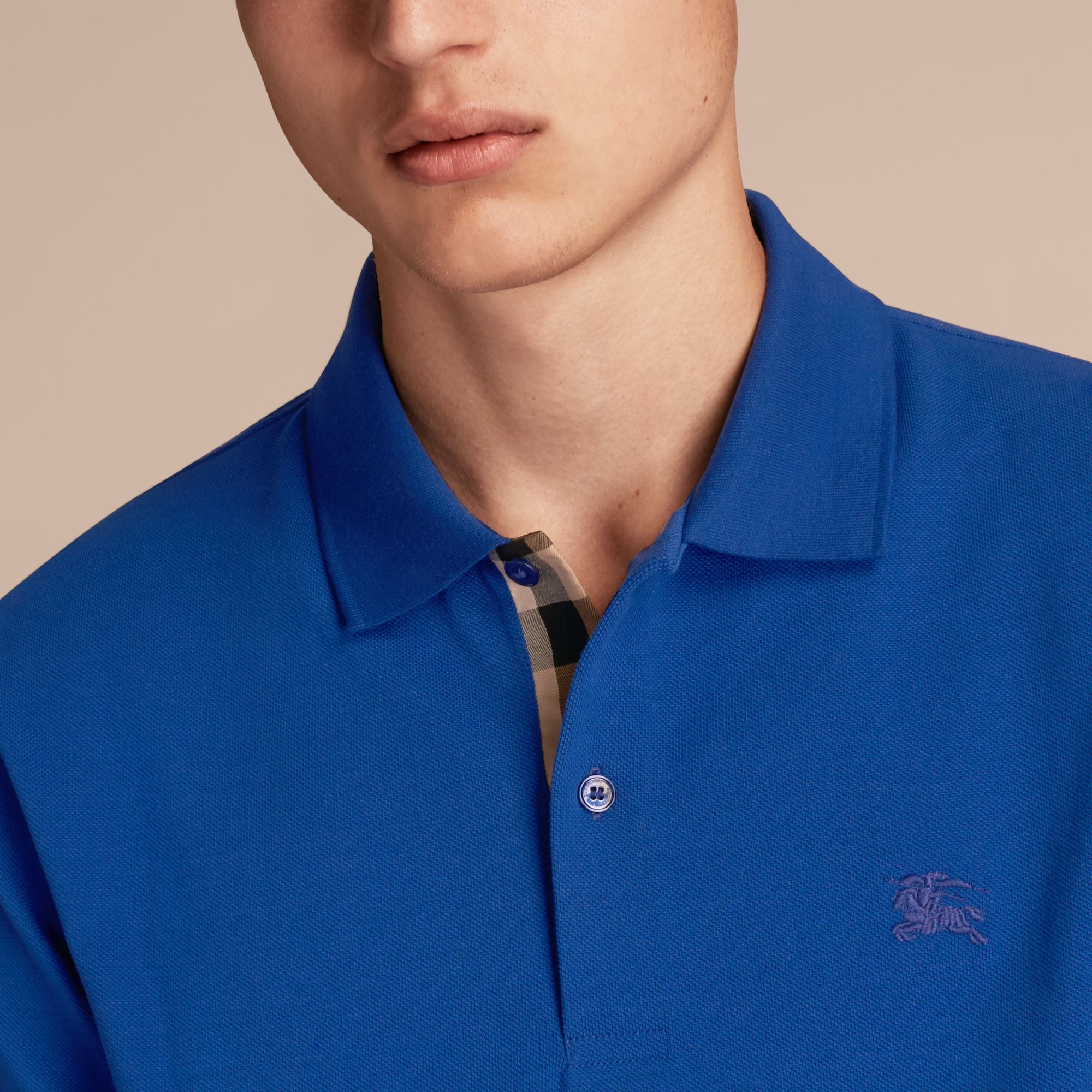 BRILLIANT BLUE Polo en piqué de coton avec patte à motif check