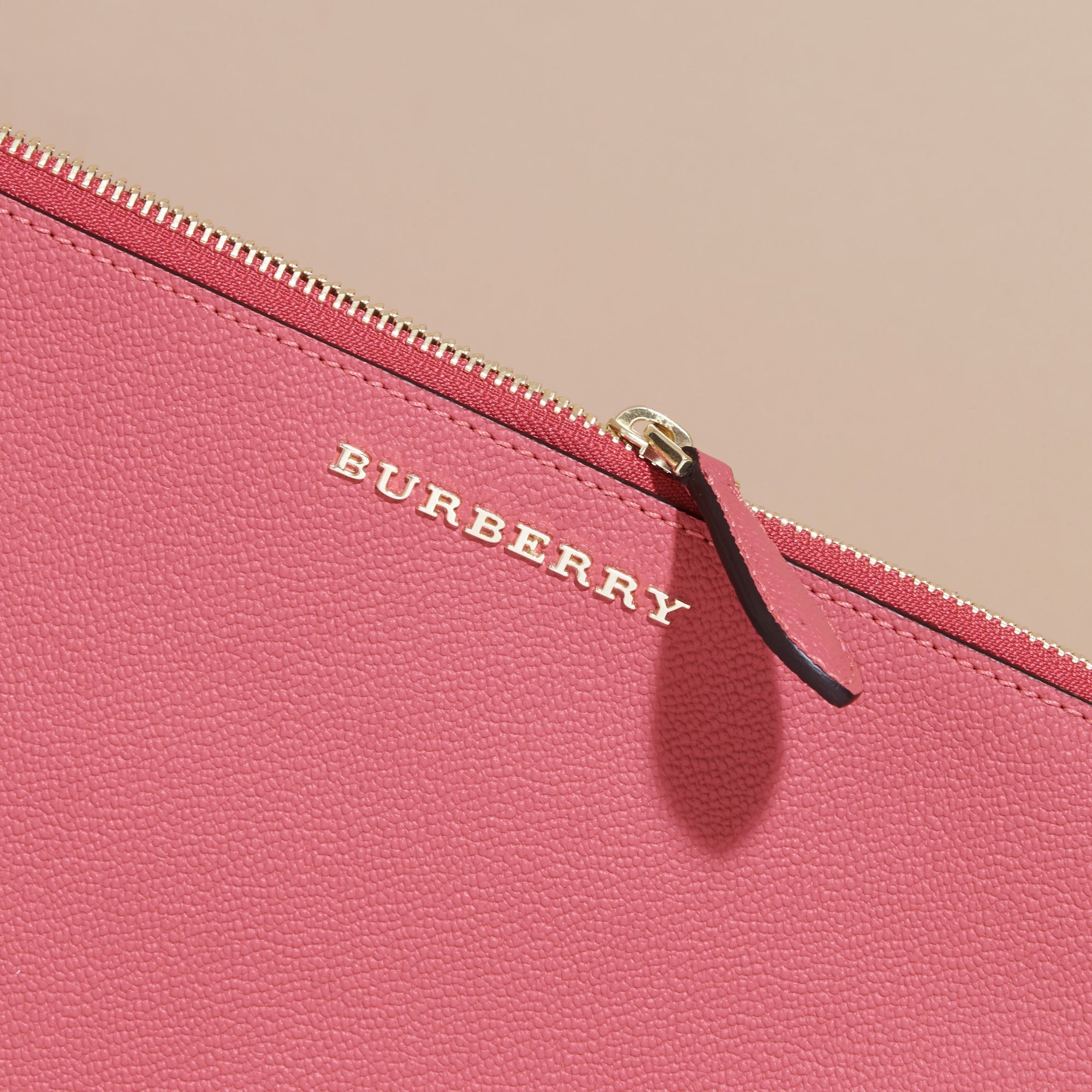 PINK AZALEA Clutch en cuir doublé du motif check
