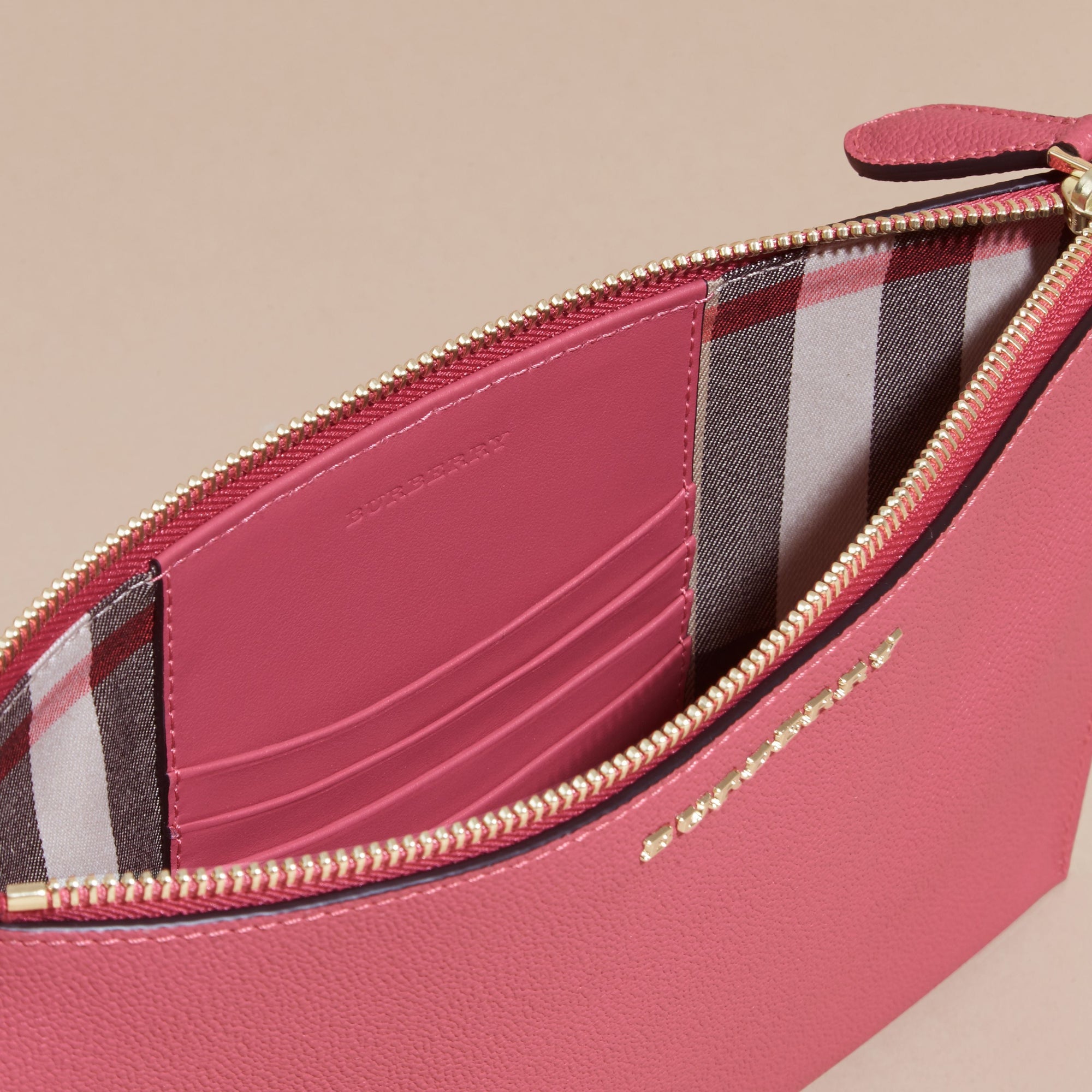 PINK AZALEA Clutch en cuir doublé du motif check