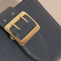 BLUE CARBON Portefeuille en cuir grainé avec boucle