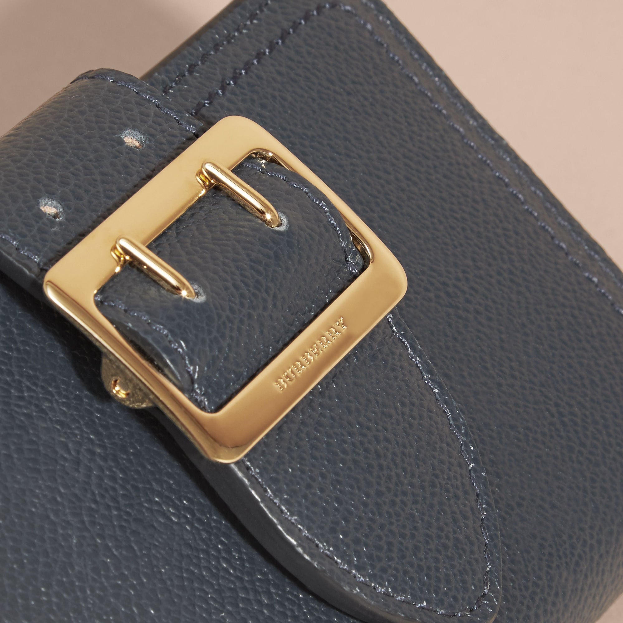 BLUE CARBON Portefeuille en cuir grainé avec boucle