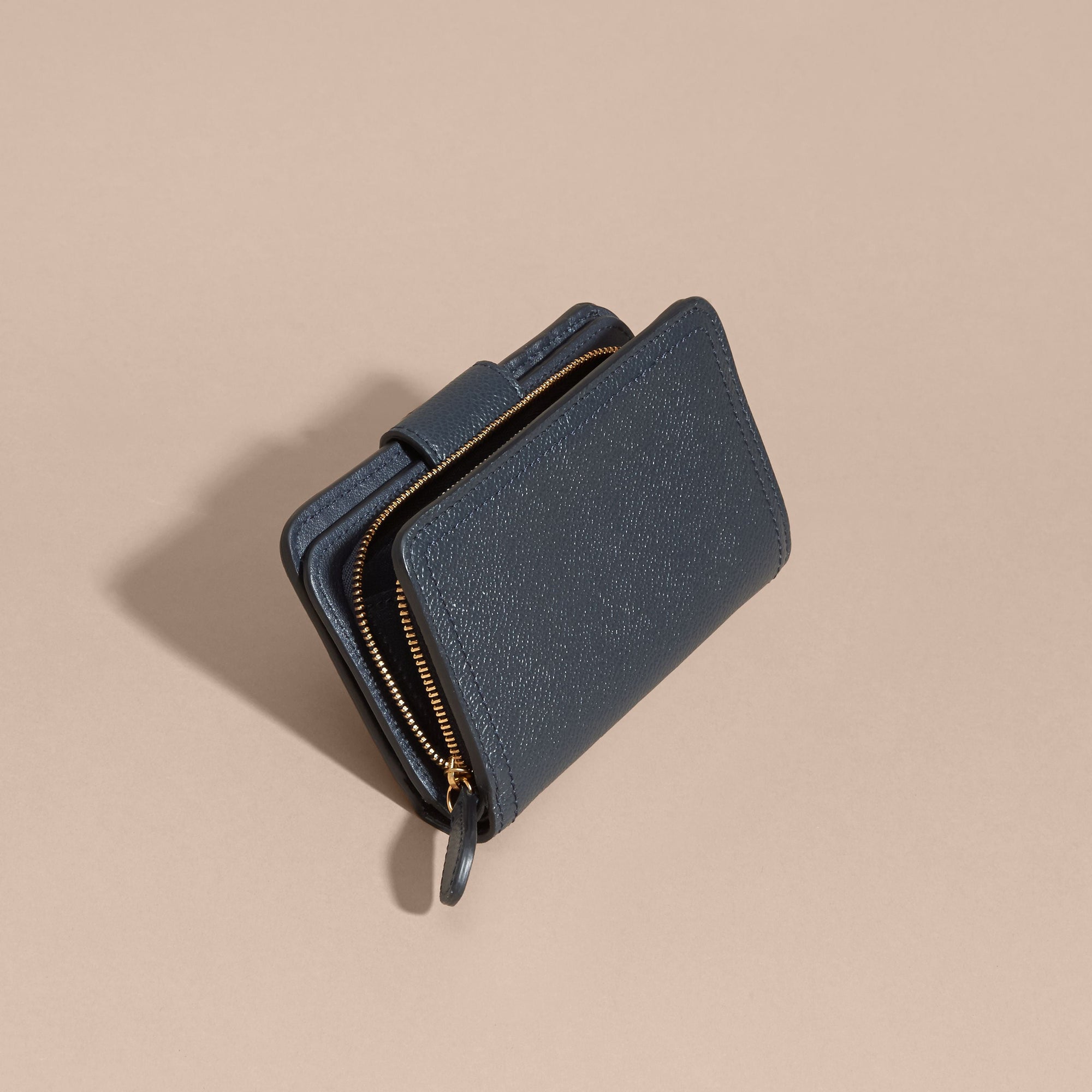 BLUE CARBON Portefeuille en cuir grainé avec boucle