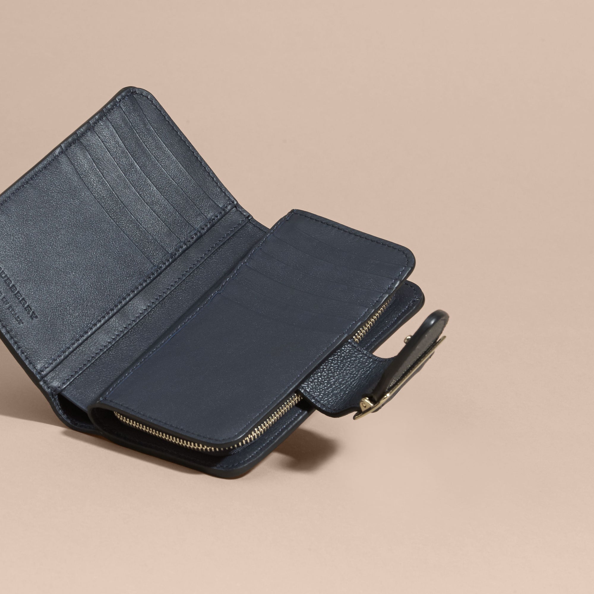 BLUE CARBON Portefeuille en cuir grainé avec boucle
