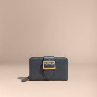 BLUE CARBON Portefeuille en cuir grainé avec boucle