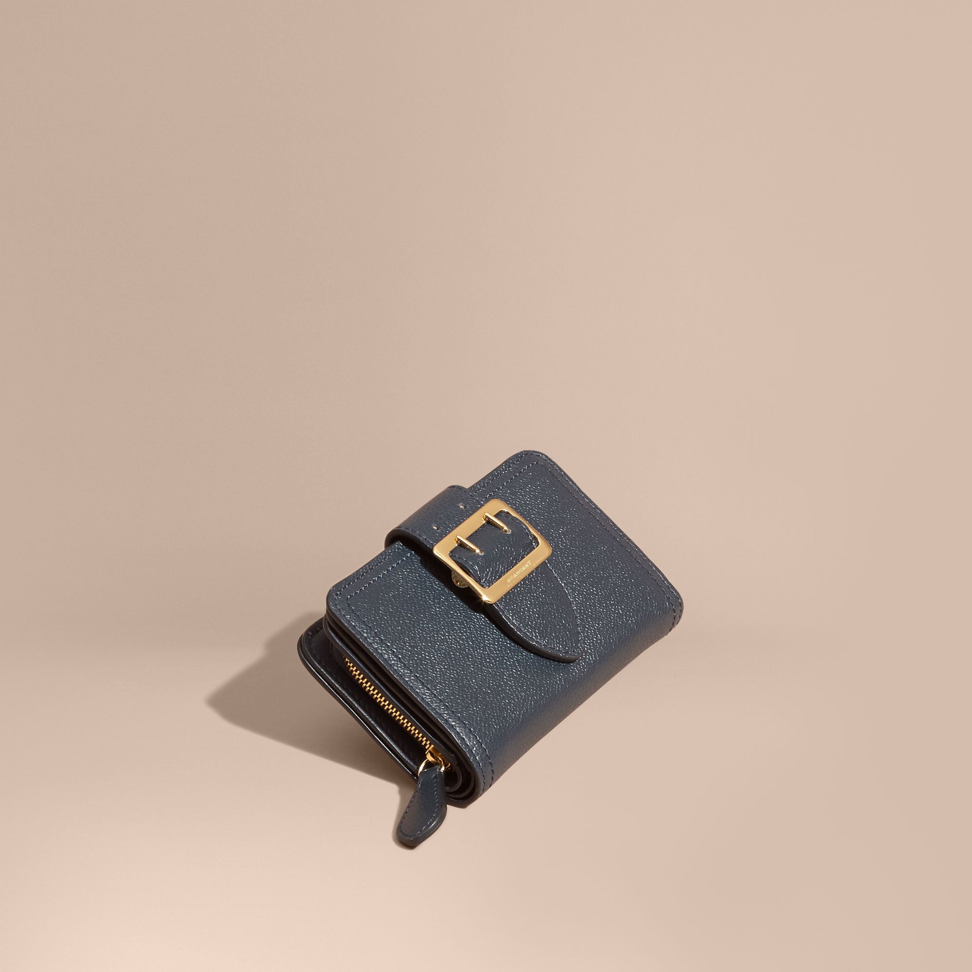 BLUE CARBON Portefeuille en cuir grainé avec boucle