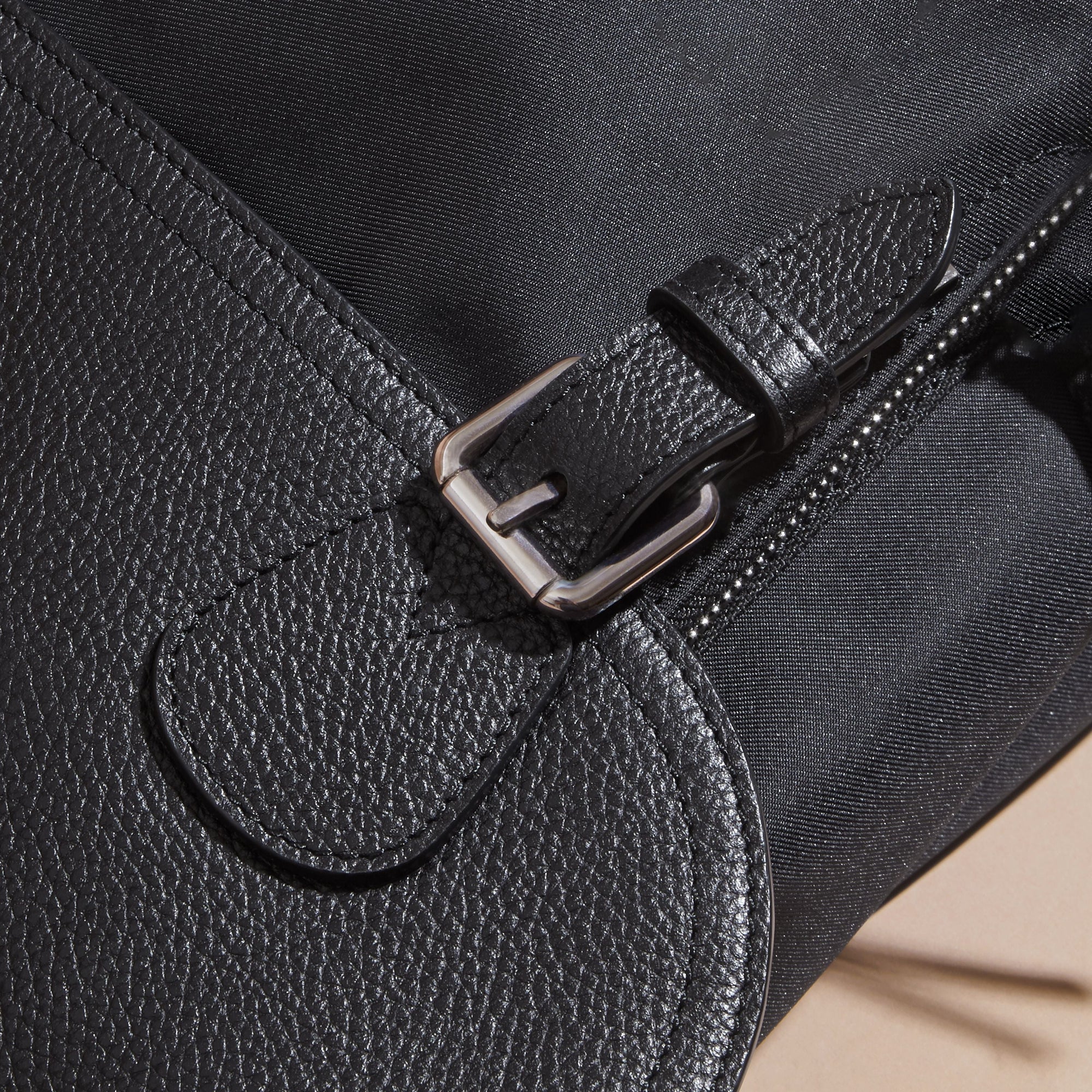 BLACK Sac Messenger avec détails en cuir