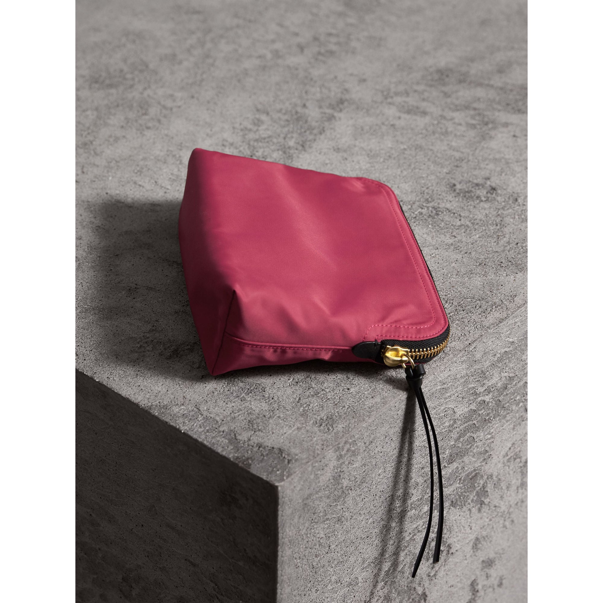 PLUM PINK Grande pochette zippée en nylon technique