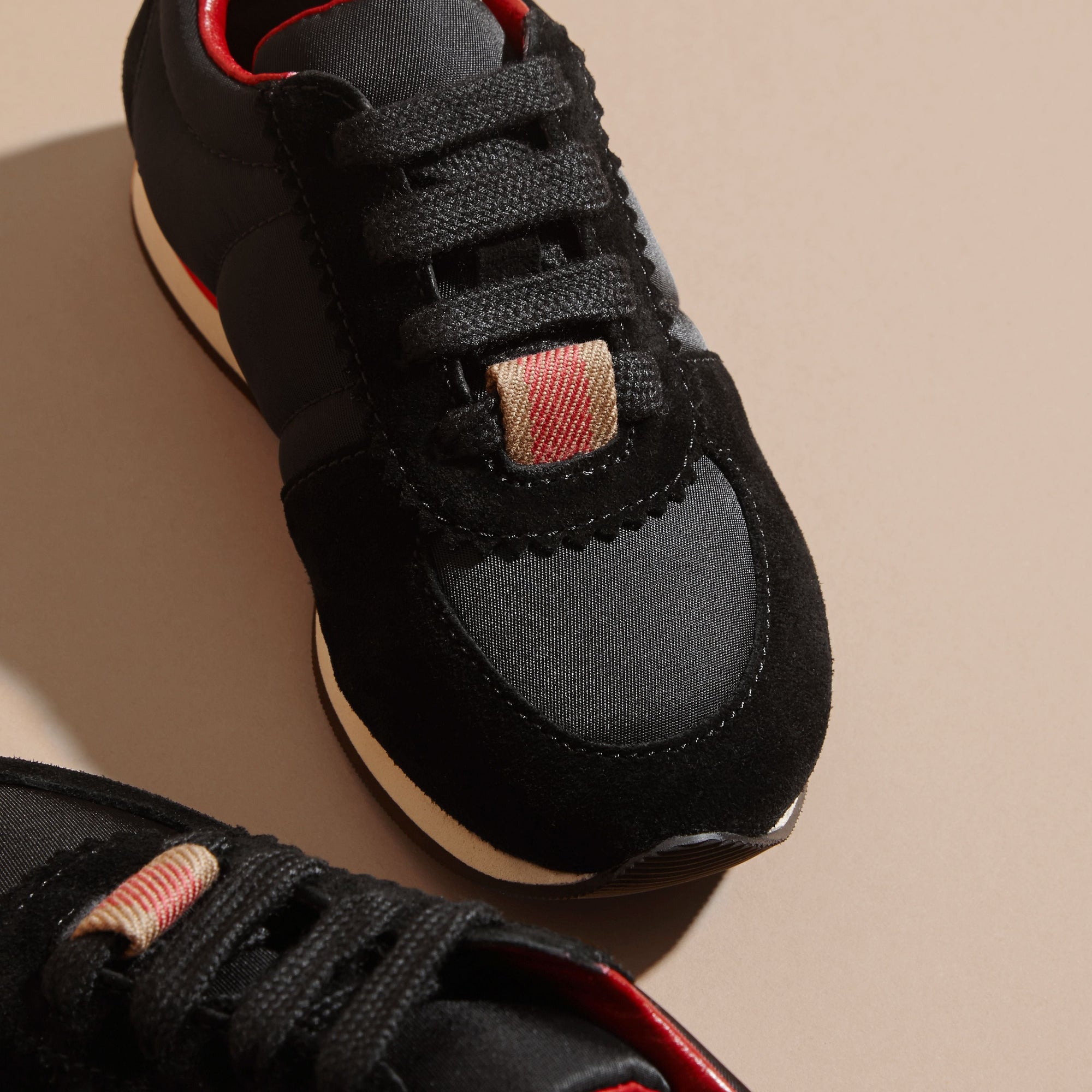 BLACK Sneakers en tissu technique et cuir velours avec détails à motif House check
